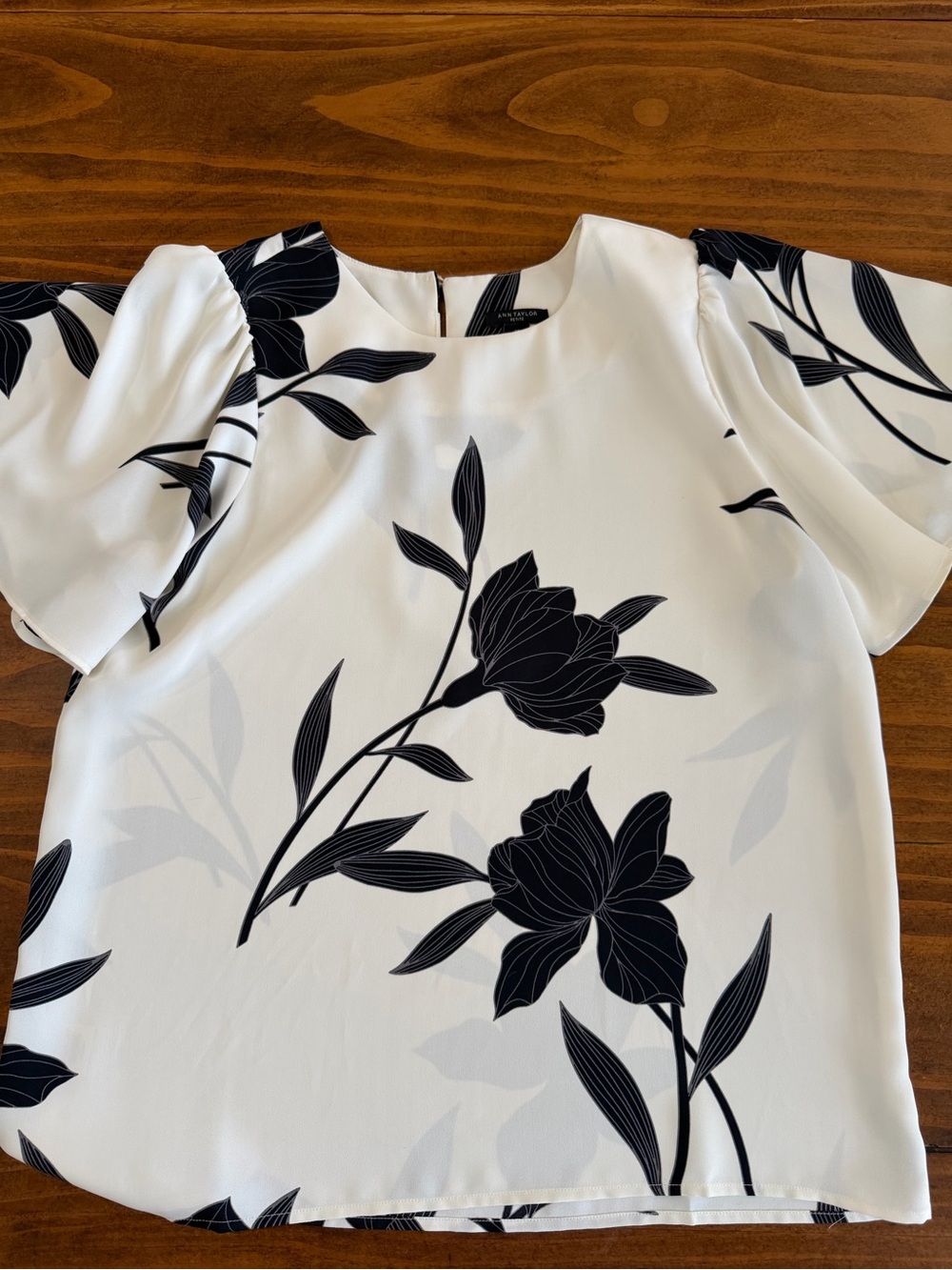 Ann Taylor Petite Women’s SP Black White Floral Blouse Flowy Sleeve Career Work